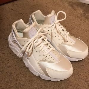 white nike huaraches